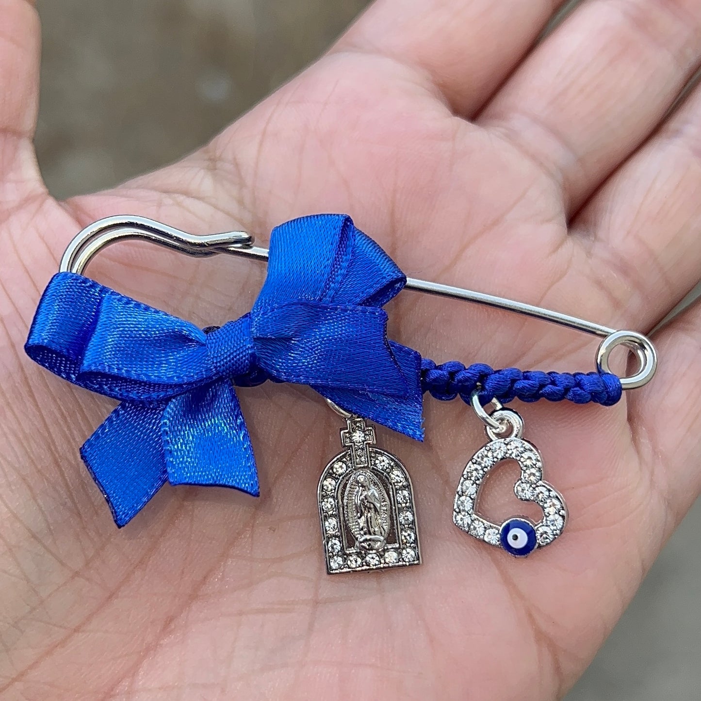 Virgencita con corazón pin 💙