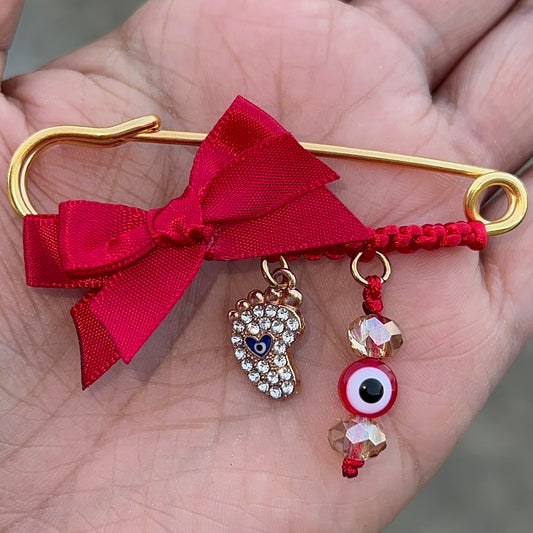 Gold baby foot pin❤️